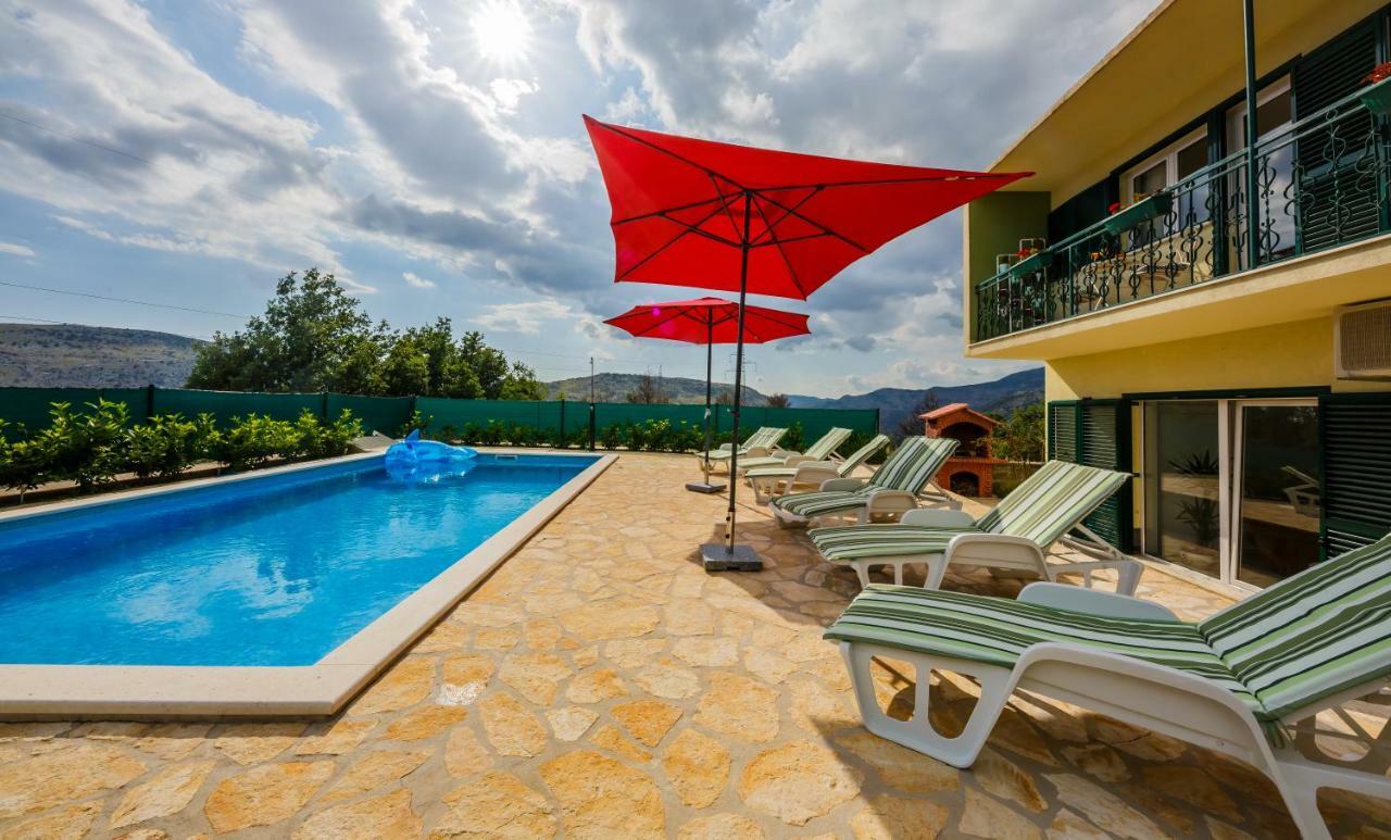Holiday Home Cherry Tree Zrnovnica Exterior photo